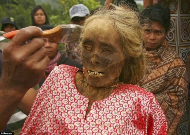 Необычный обряд племени Тораджа в Индонезии