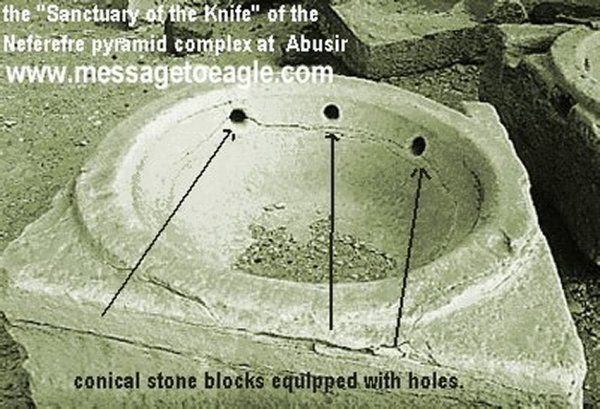 В камнях (даже самые твердых) просверливались отверстия в архитектурных, ритуальных или символических целях
