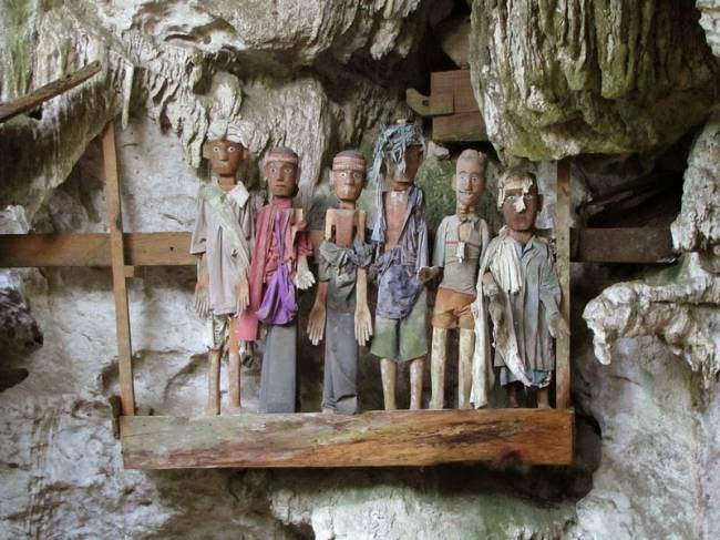 Необычный обряд племени Тораджа в Индонезии
