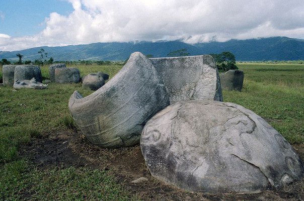 каменные истуканы Сулавеси