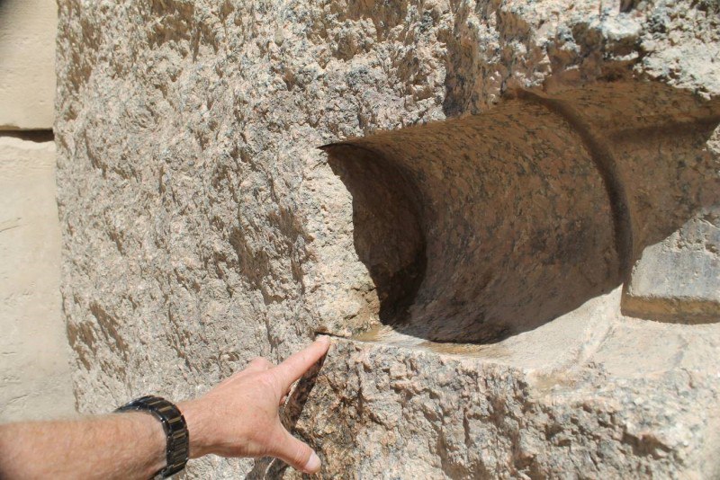 следы обработки гранита в Абусире 