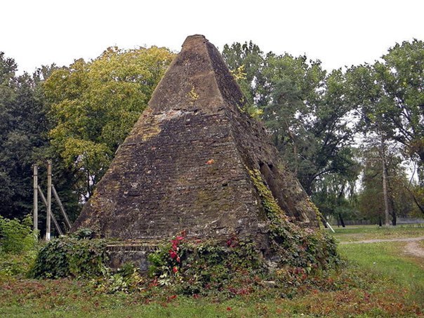 Полтавские пирамиды