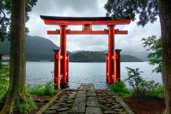 Храм Хаконэ и озеро Аси-ноко