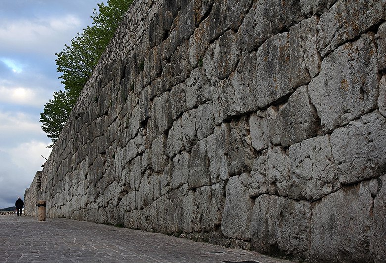 циклопические каменные стены