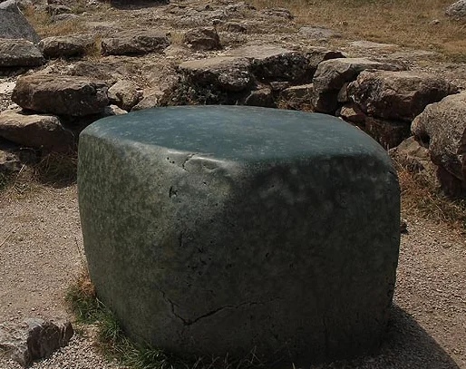 следы обработки на древних камнях в Хаттусе