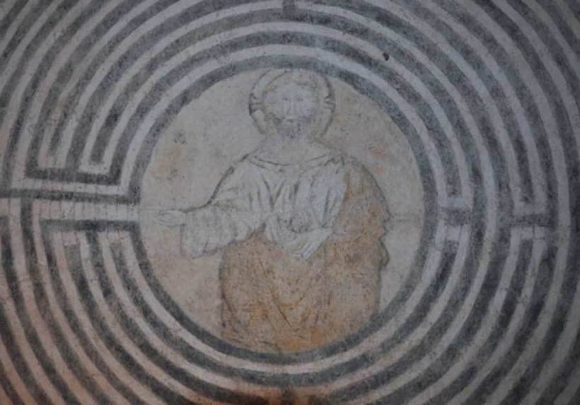 изображение Христа, находящегося в центре огромного лабиринта