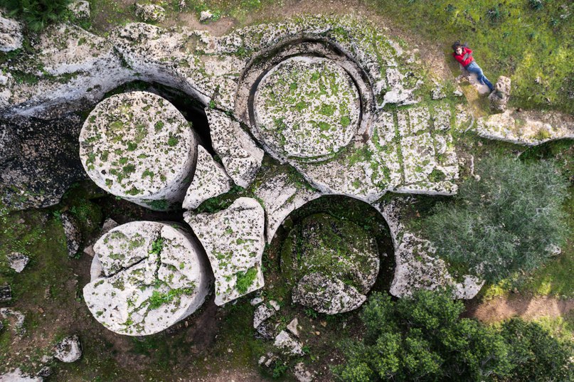 Каменные цилиндры в Кейв Ди Куза
