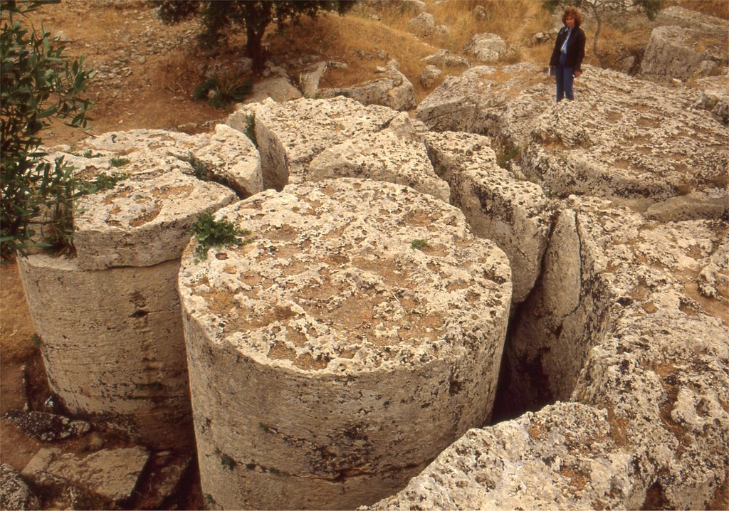 Каменные цилиндры в Кейв Ди Куза