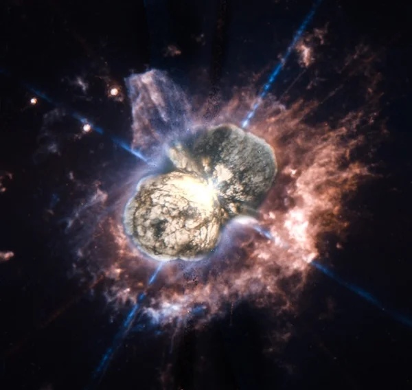 Эта Киля А — яркая звезда в центре туманности, образованной взрывом сверхновой в 1843-м году.