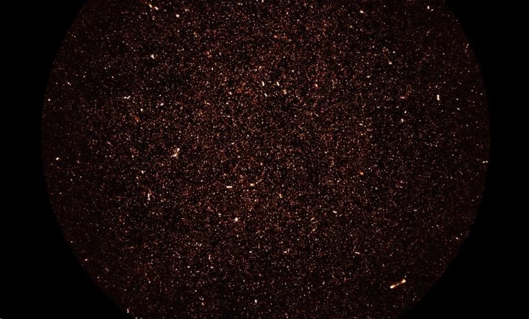 Новое радиоизображение покрыто точками, каждая из которых представляет собой далекую галактику. Многочисленные тусклые точки, заполняющие небо — это далекие галактики, похожие на Млечный Путь, которые мы видим впервые