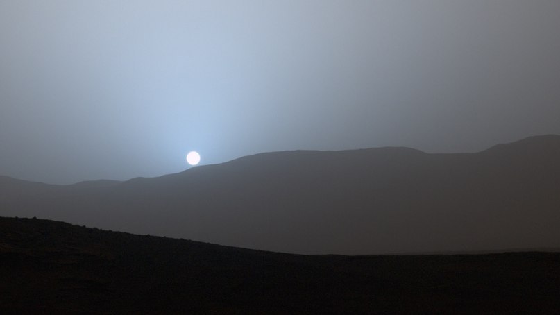 Закат Солнца, вид из кратера Гейла; фото сделано с Кьюриосити 15 апреля 2015