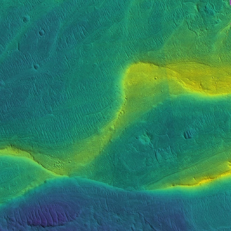 Фотография сохранившегося русла марсианской реки в искусственных цветах, характеризующих топографию рельефа: синий – низменности, желтый – возвышенности.