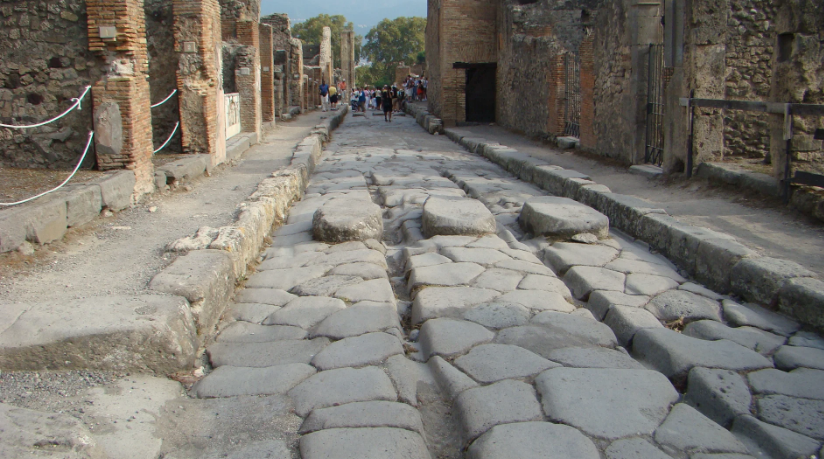 римские дороги с камнями посередине