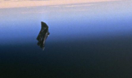 фотография Черного рыцаря в космосе