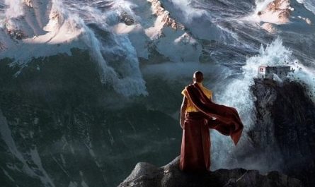 мудрец на фоне гор