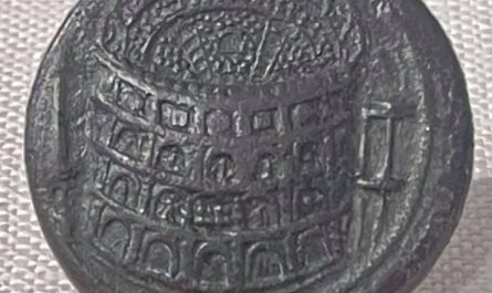 монета с Колизеем