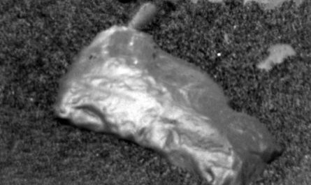 некий объект на Марсе, похожий на самородок