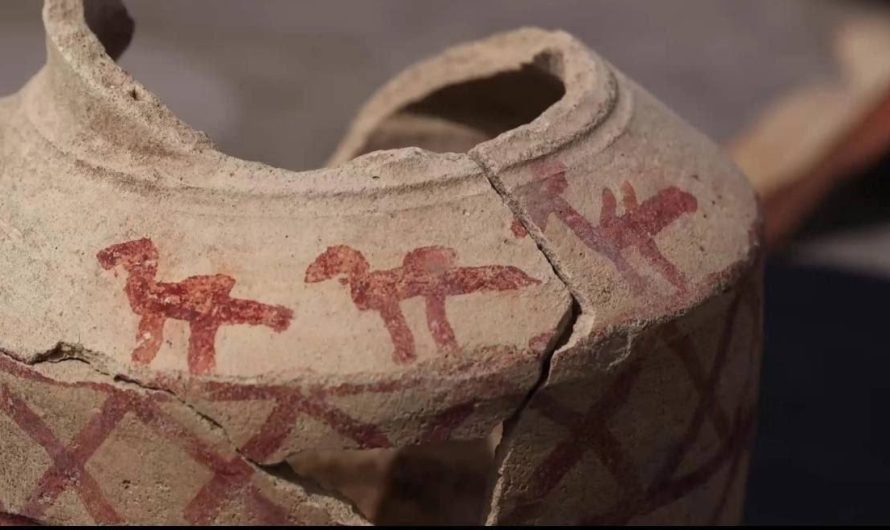 Глиняный кувшин возрастом около 1200 лет