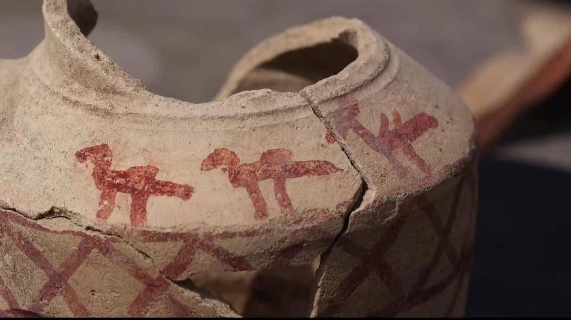 глиняный кувшин возрастом около 1200 лет