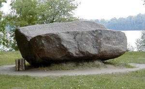 камень